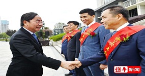 董事長李春波進京受獎，市委書記、市長歡送！