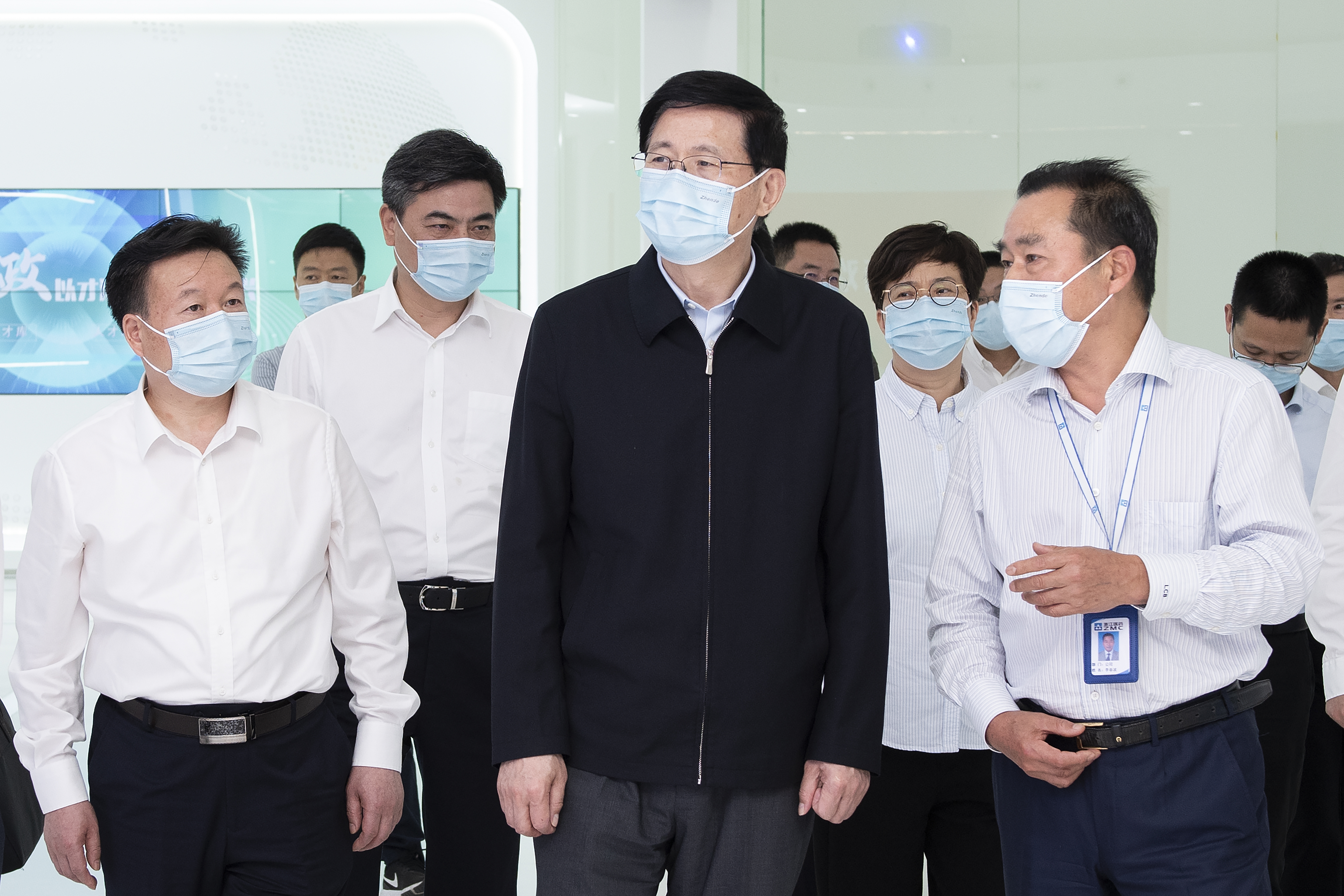 省委常委、省紀委書記許羅德一行來浙江醫(yī)藥調研