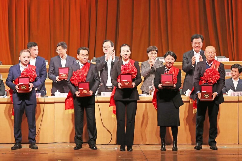 董事長上臺領(lǐng)獎.jpg