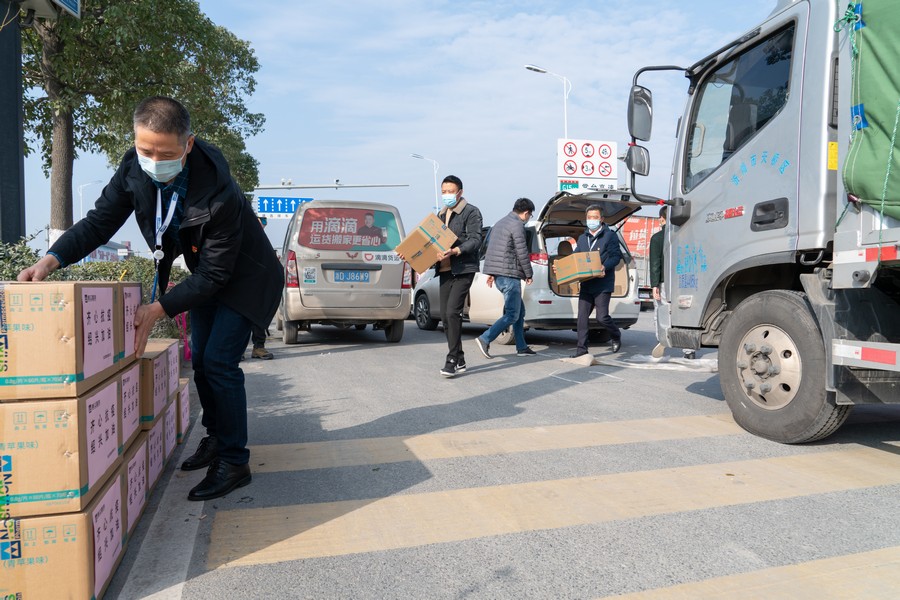 抗疫物資裝車-駱四君攝.jpg